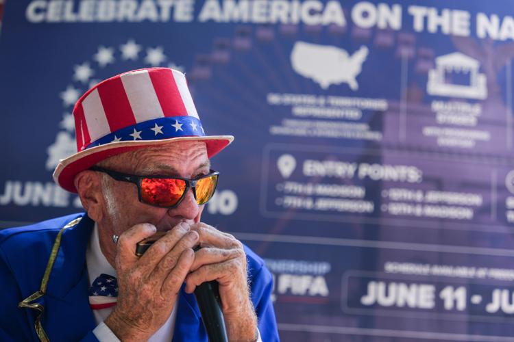 APTOPIX America 250