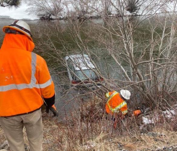 Quick Thinking FedEx Driver Saves Woman Who Crashed Into Truckee River
