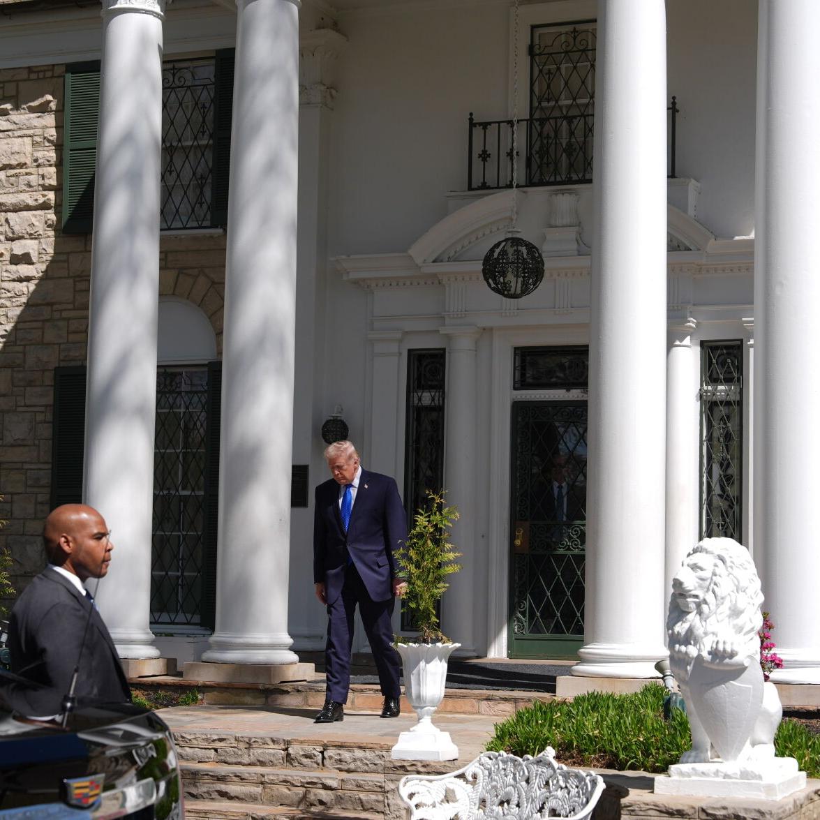 Trump makes a detour to Elvis Presley's Graceland in Memphis during Iran  war and airport turmoil | National News | 2news.com