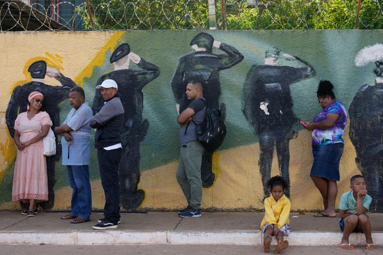 Brazil's presidential runoff between Lula and Flávio Bolsonaro, in photos