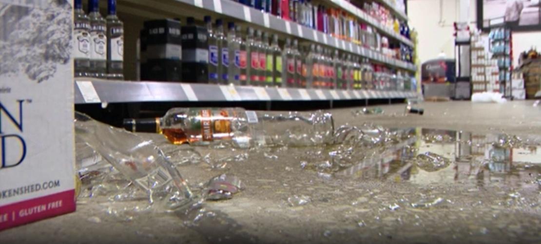 Hundreds Ransack Downtown Chicago Businesses After Shooting