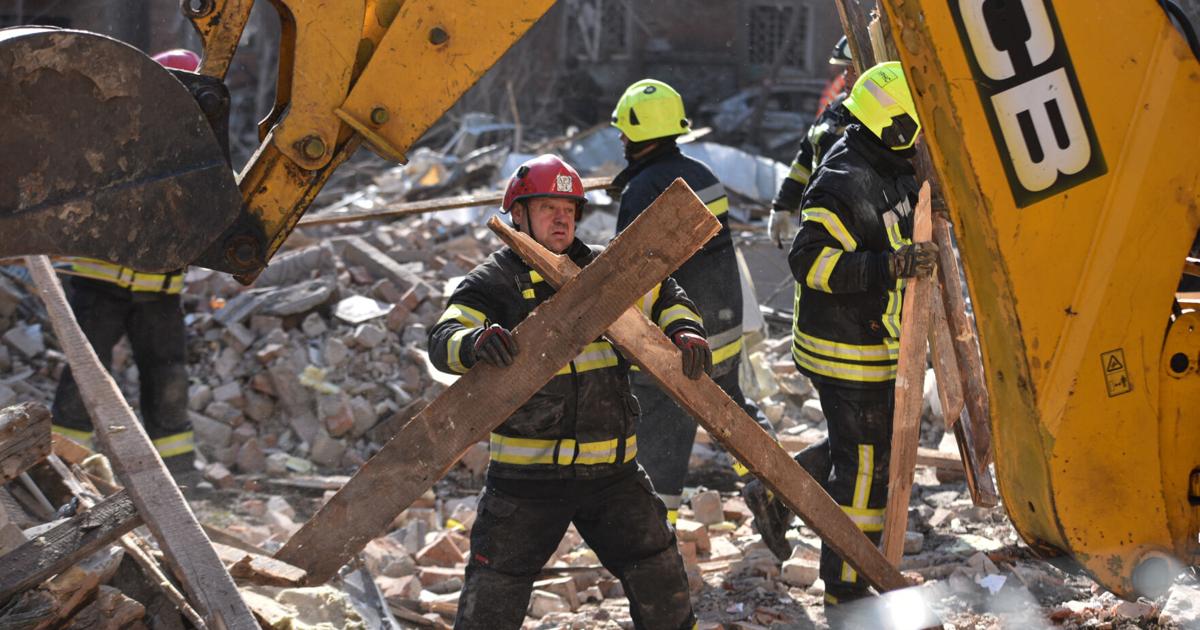 Россия и Украина обмениваются нападениями, в результате чего десятки людей убиты и ранены, а Зеленский призывает к дальнейшим переговорам