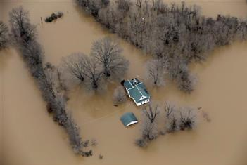 Some Begin Picking up Pieces in Missouri After Flooding