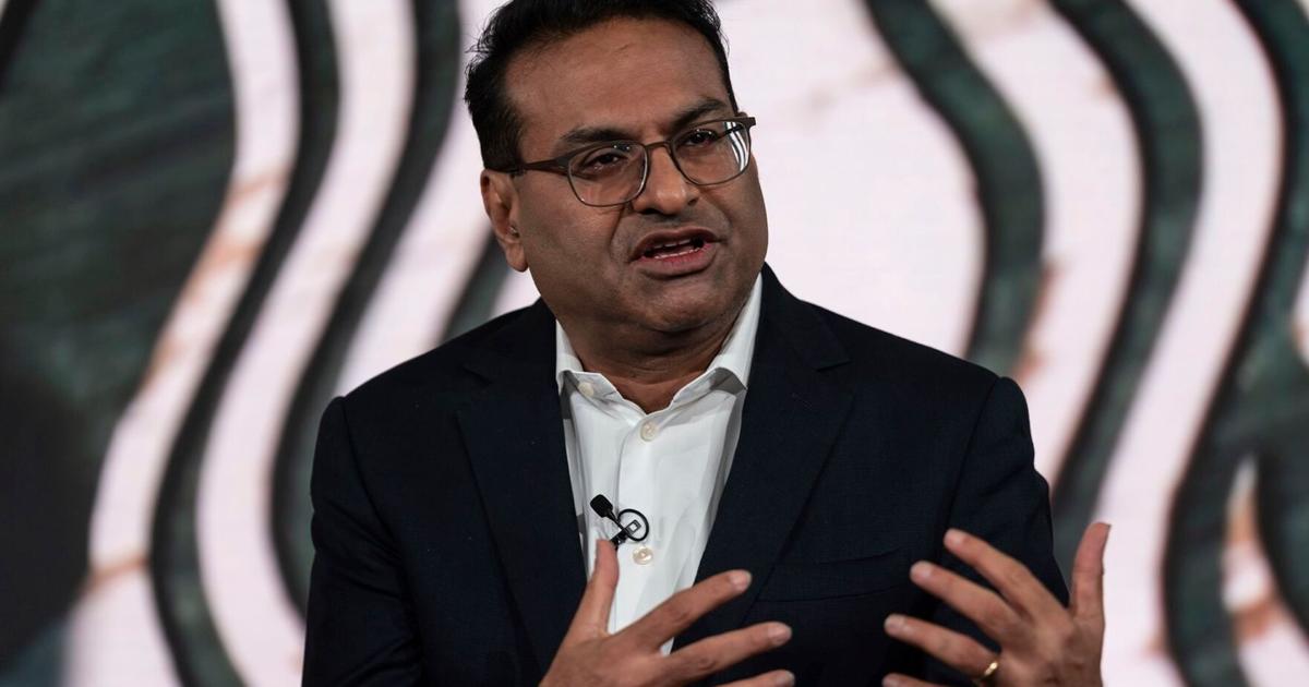 Starbucks is giving its new CEO a huge pay package | Business Starbucks is giving its new CEO a huge pay package | Business