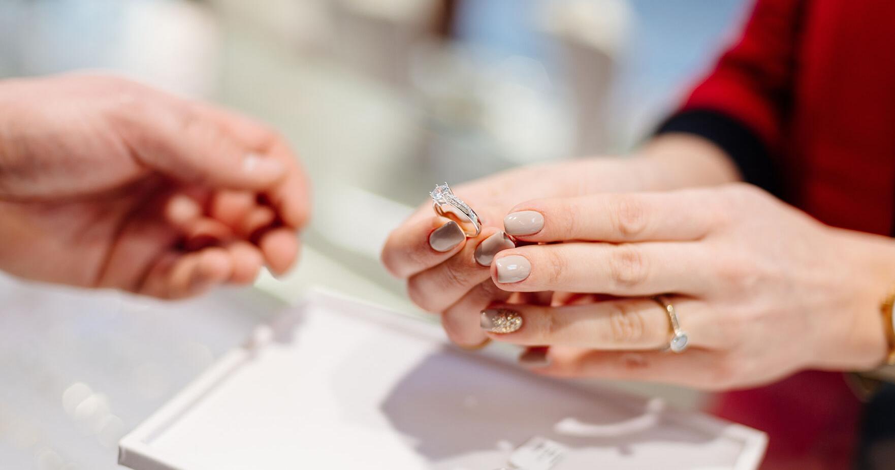The 'Engagement Gap': ring sales stall as the pandemic put love in limbo - Vimarsana News
