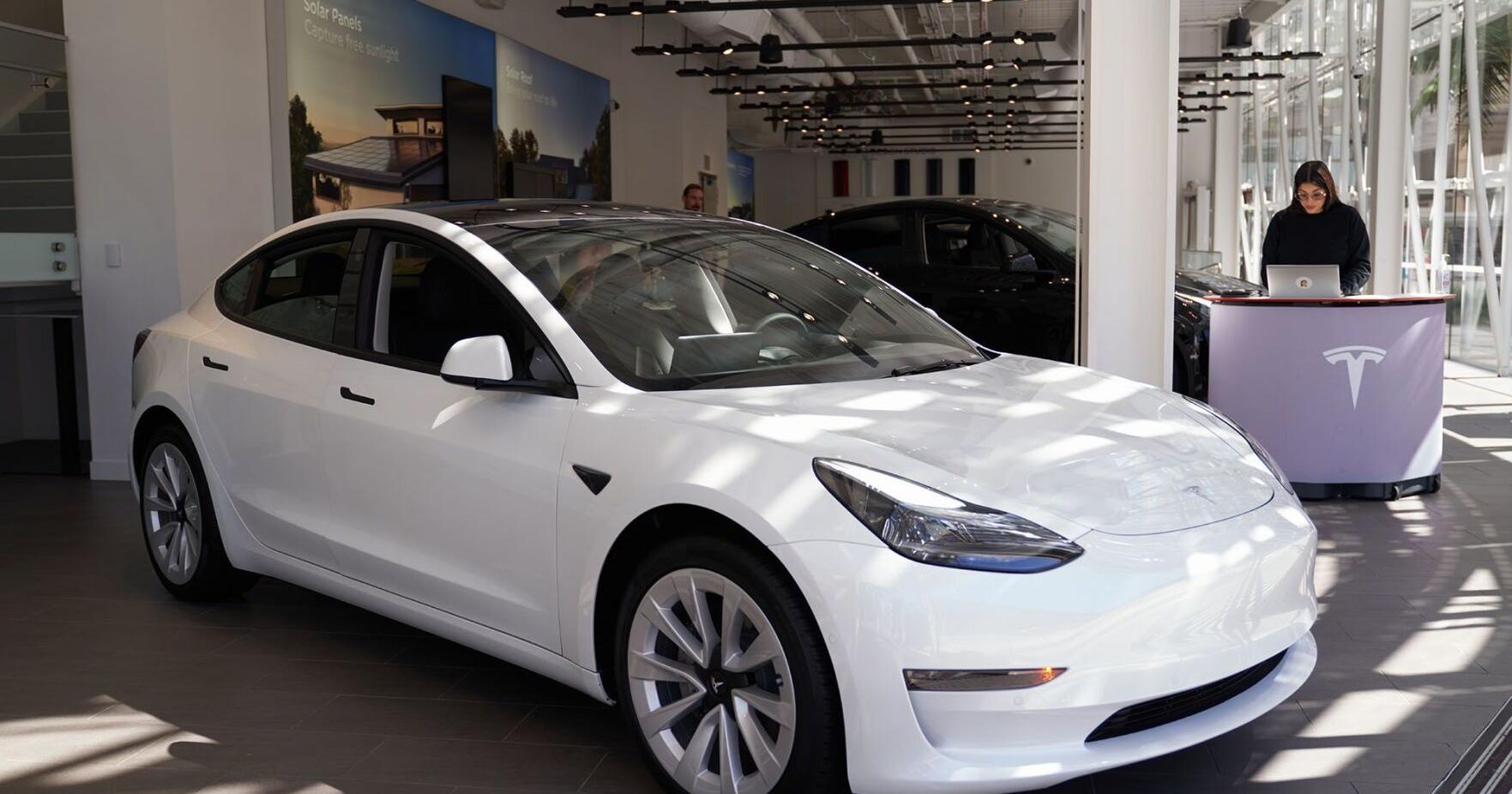 Tesla recalls 2 million vehicles to limit use of Autopilot feature after nearly 1,000 crashes - Vimarsana News