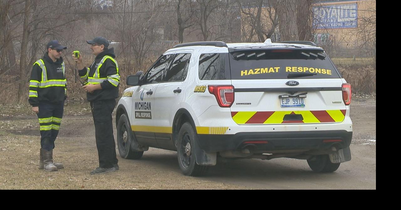 Crews cleaning up oil spill in Flint River Local