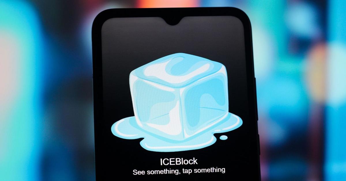 Photograph accompanying Lawmaker says Apple worked with the Trump administration to pull ICE-tracking apps