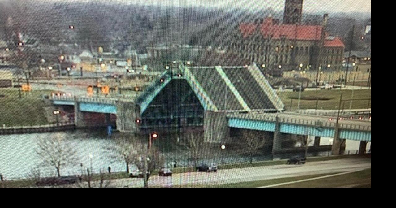 Veterans Memorial Bridge in Bay City stuck open closed to traffic