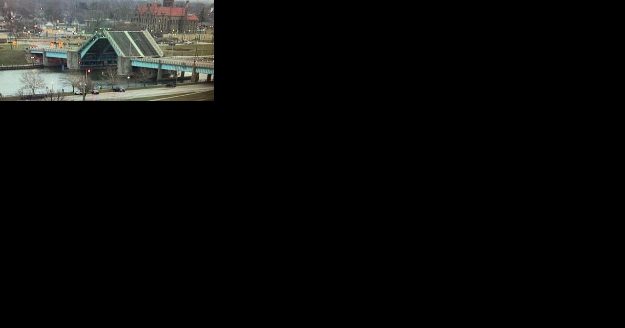 Veterans Memorial Bridge in Bay City stuck open, closed to traffic - Vimarsana News