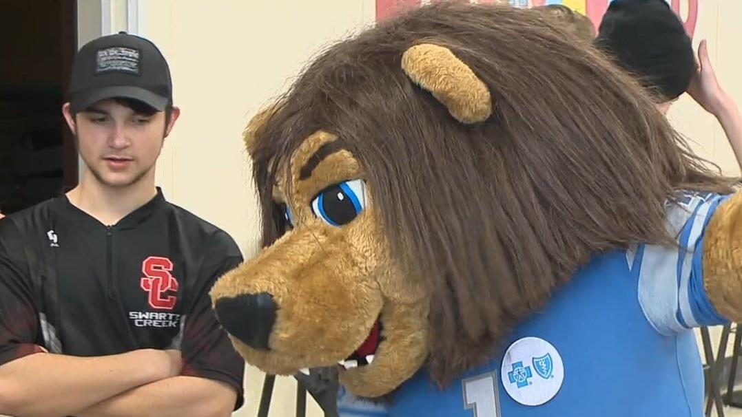 Detroit's Roary the Lion visits Genesee County, Video