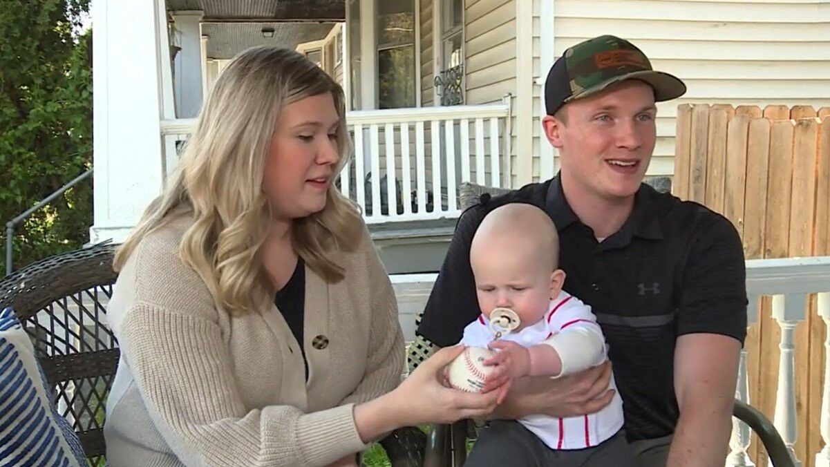 Watch fan catch foul ball while holding baby at Padres-Reds game