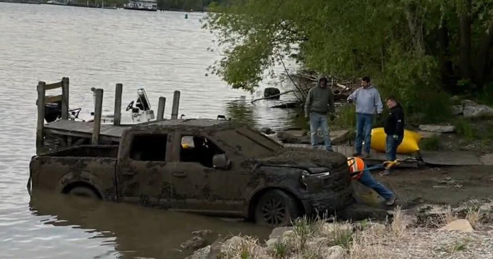 Diver recovering after two vehicles were removed from the Saginaw River in Bay City - Vimarsana News