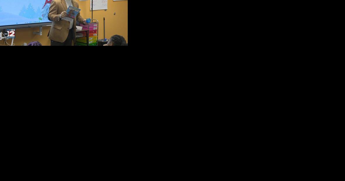 Flint mayor gives out piggy banks to teach financial literacy - Vimarsana News