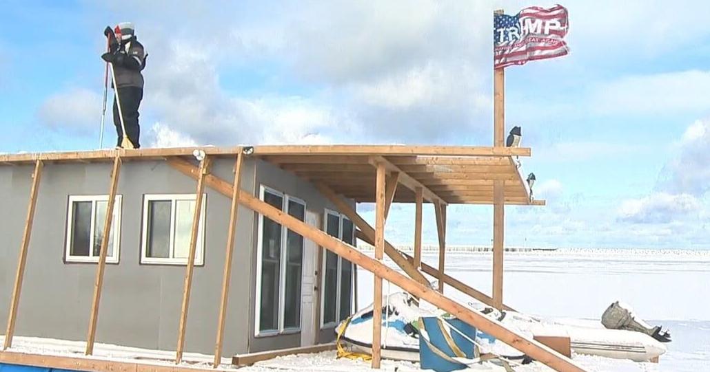 Port Austin hosts Ontario man whose houseboat is frozen on beach