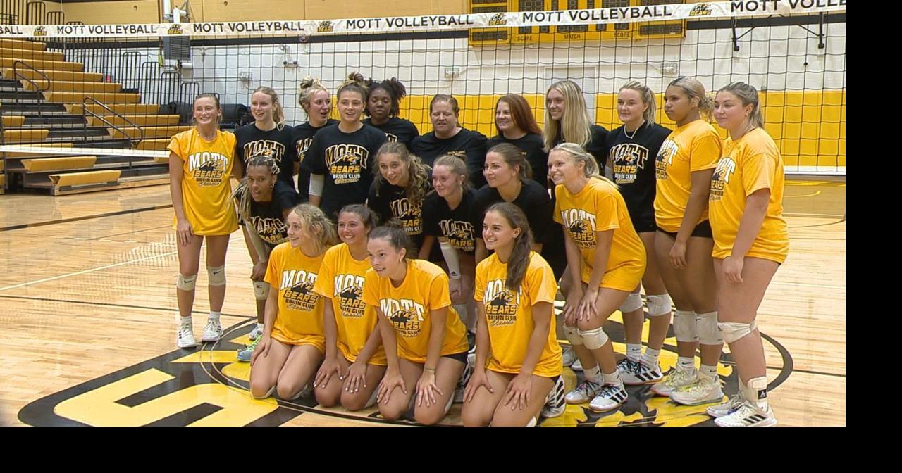 Bruin Volleyball Classic Davison's Jenna Sayles & Clio's Makayla