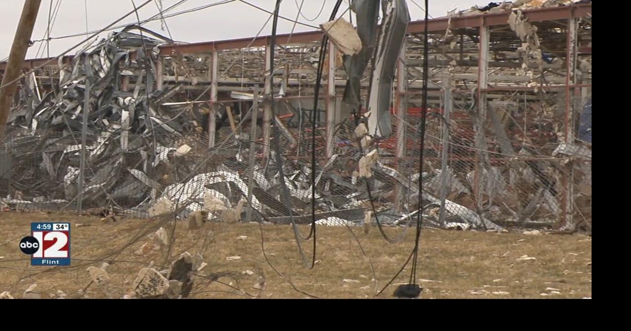 Residents picking up the pieces after tornado in Grand Blanc area ...