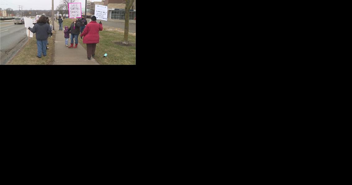 Retired nurses protest working conditions at McLaren Flint Hospital - Vimarsana News