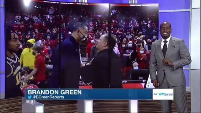 Juwan Howard throws a punch at Wisconsin Assistant Coach | Video 