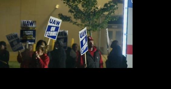 Early morning UAW picketing outside GM processing center in Genesee County - Vimarsana News