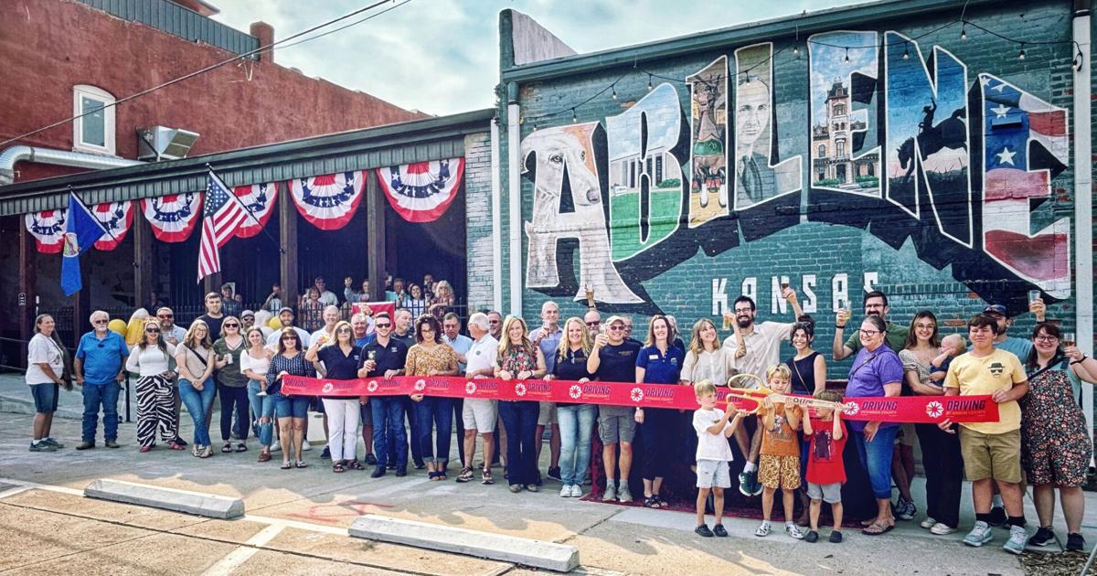 Ribbon cutting signals Rackets Tap House opening | News | abilene-rc.com