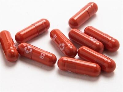 FDA panel narrowly backs COVID-19 pill from Merck