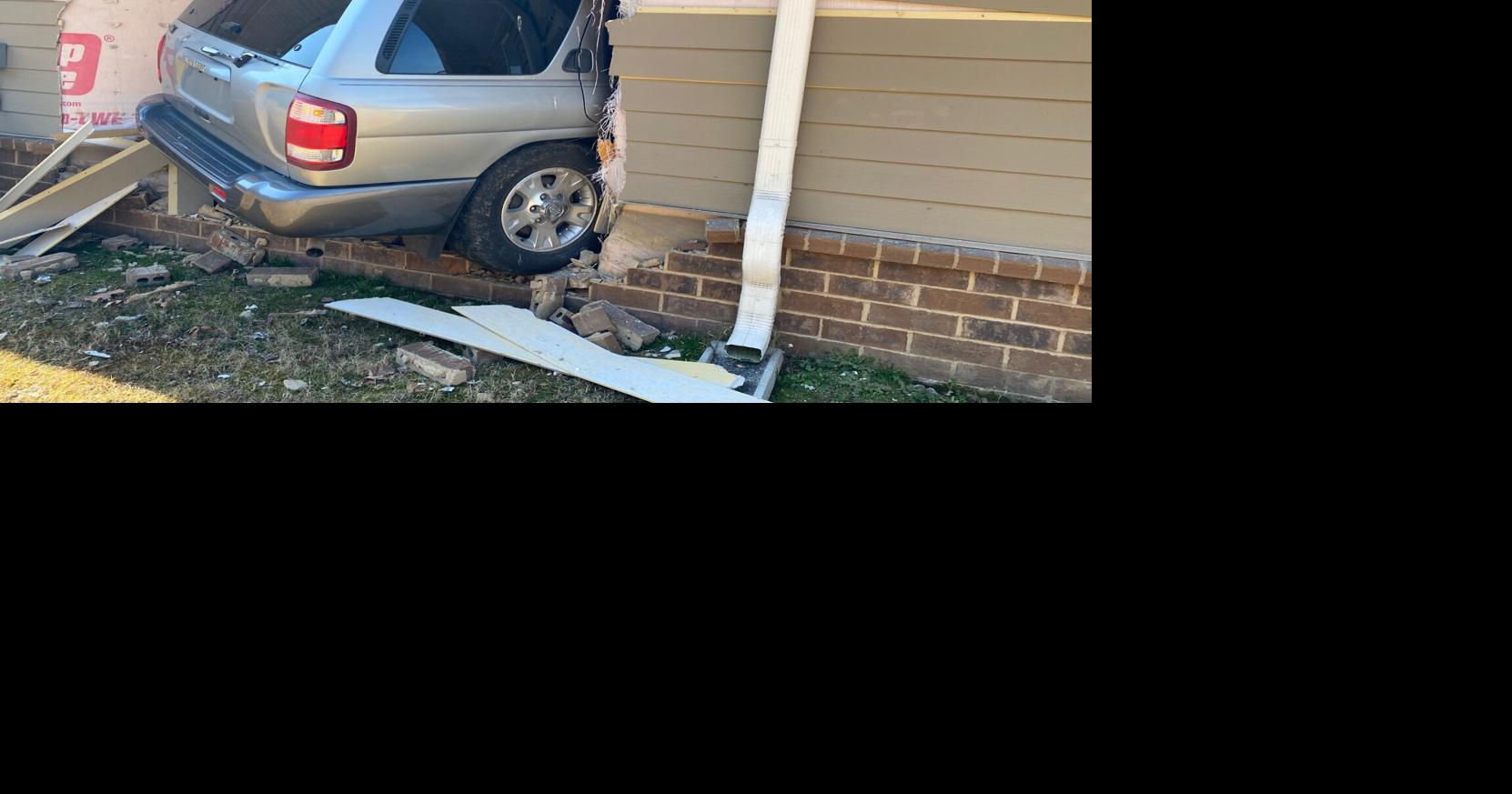 Car breaks loose, plows into home | News | advertisergleam.com