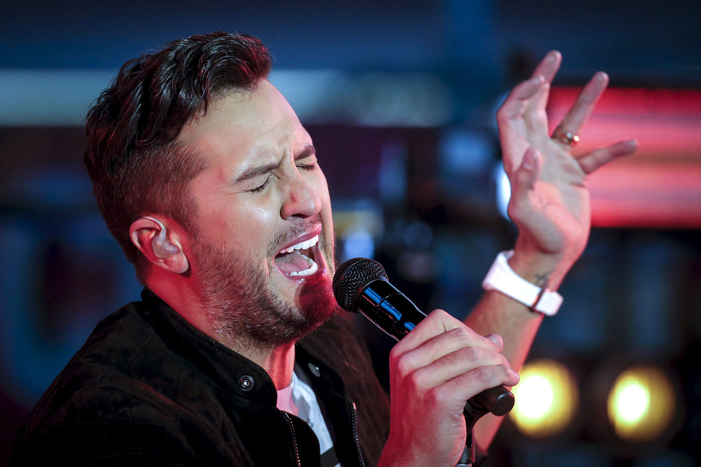BARRY LEVINE: Luke Bryan does country 