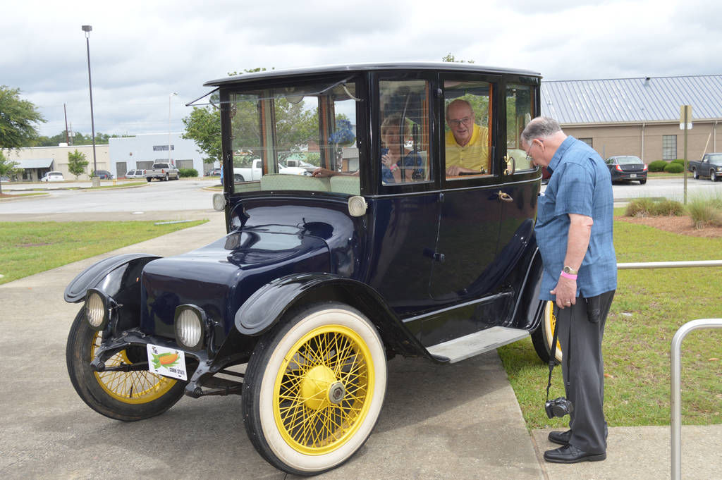 SILENT RUNNING: Antique electric cars tour Albany streets | Features