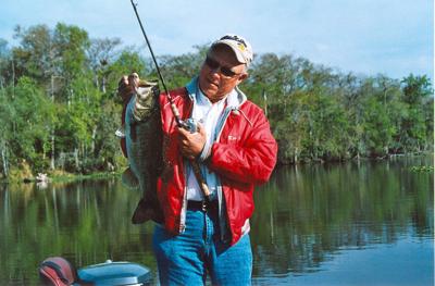 Anglers give live bait bass fishing a try, Sports