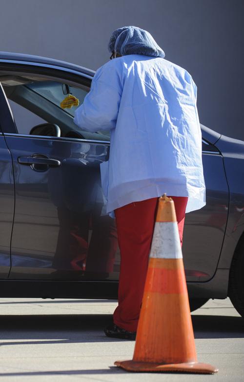 20210105 Russell Medical Drive Thru Testing006.jpg