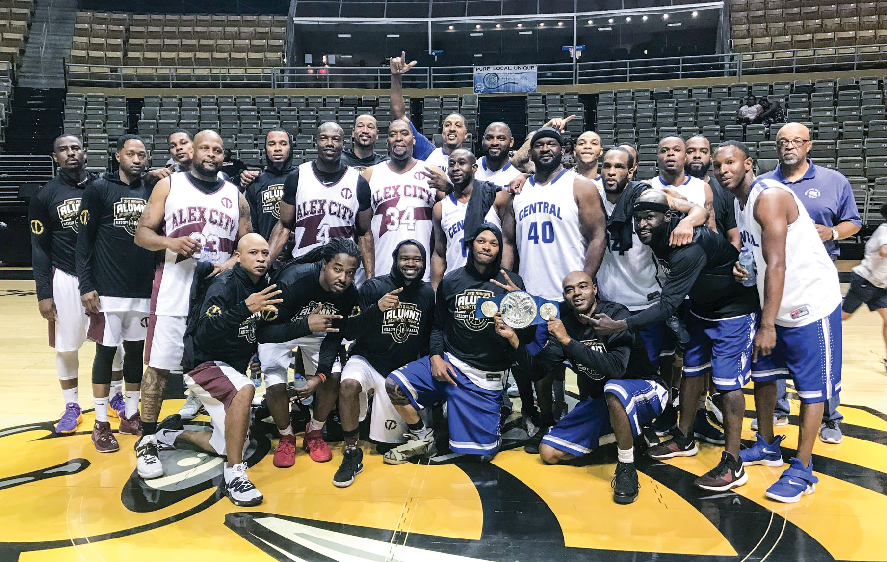 0604-alumni game18-team.jpg