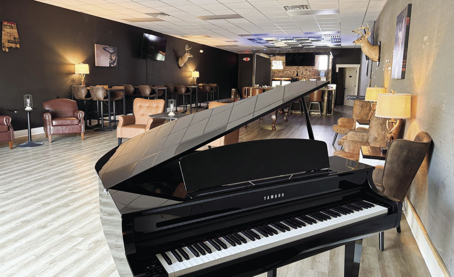 040324 lm piano bar 1.jpg