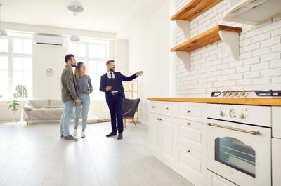 Male,Relator,Or,Broker,Show,Home,To,Couple,Buyers,Or