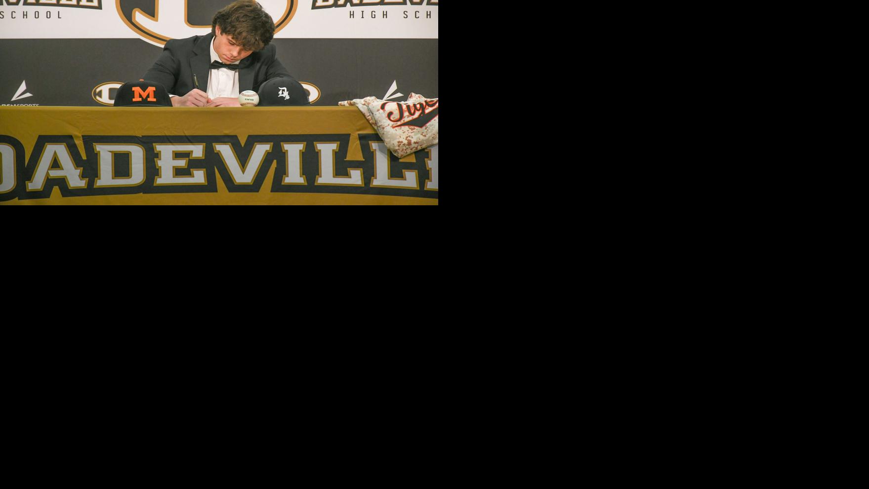 051425 Hardin Signing.jpg