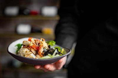 Chef,Holding,Delicious,Poke,Bowl,With,Fish,,Rice,And,Vegetables
