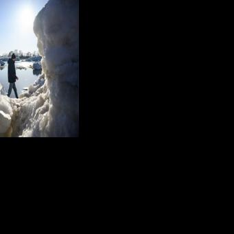 Spectacular ice blocks clog up Germany's Elbe river
