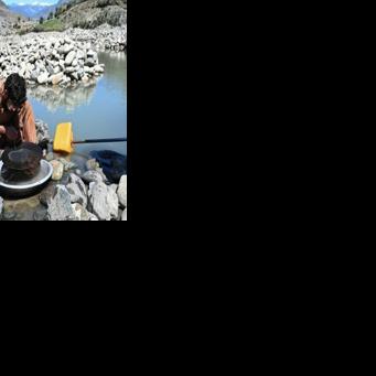 Afghans comb riverbed in search of gold dust