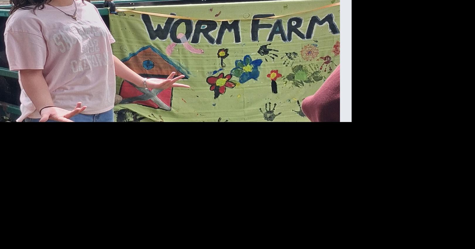Students in Oregon House learn about worms and other wonders