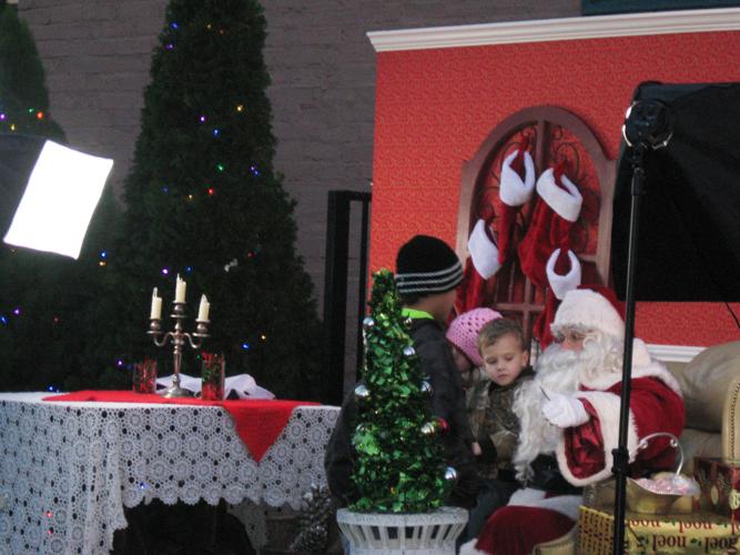 Hundreds attend Christmas Stroll in downtown Yuba City News appeal