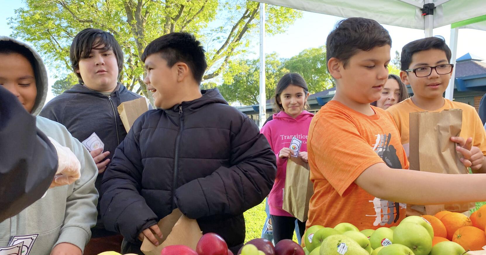 April Lane gets taste of farmers market - Vimarsana News