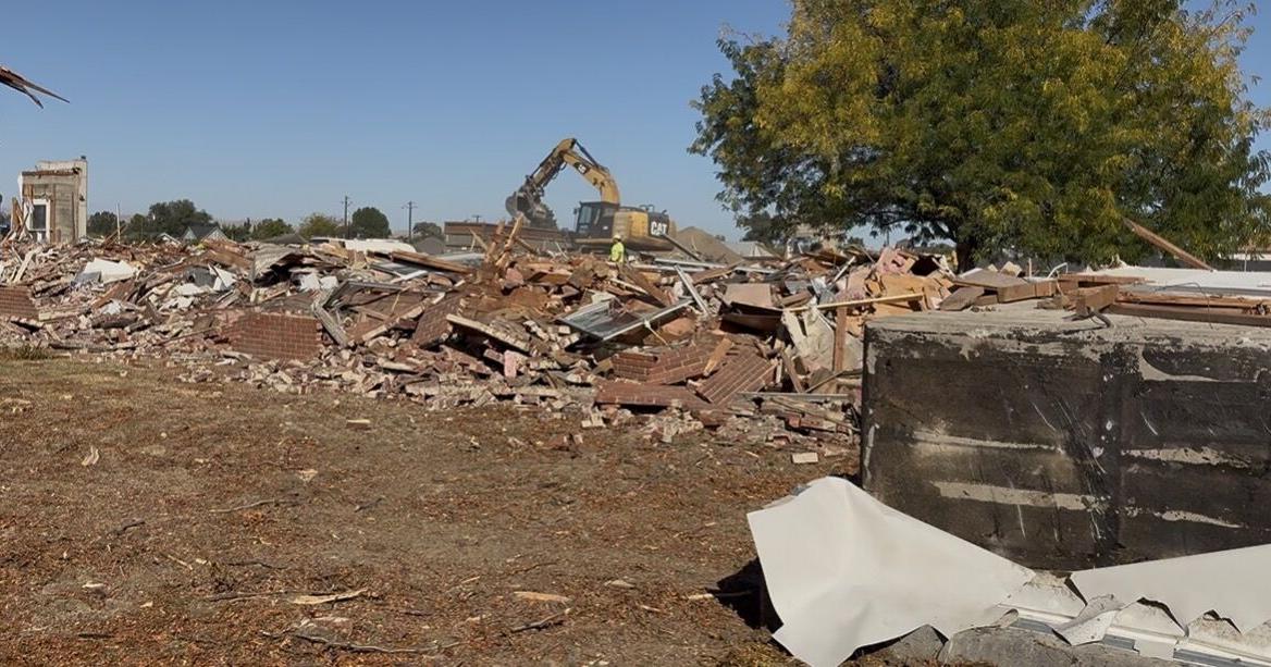 Satus Elementary School demolition begins as Wapato plans for new school