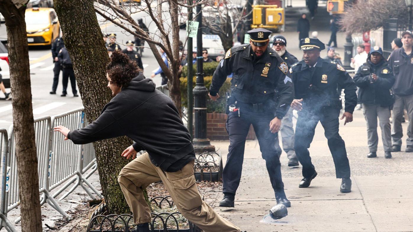 Explosives Near NYC Mayor's Home Probed as ISIS Plot