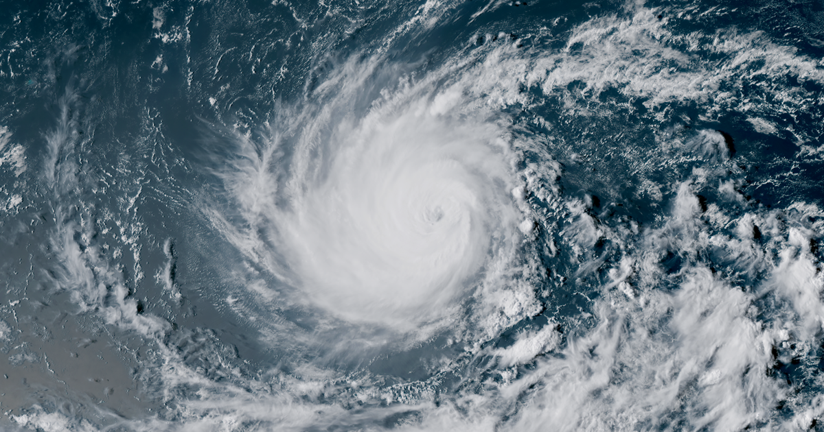 Hawaii's western islands hit by fierce winds and heavy rain from Hurricane Lowell