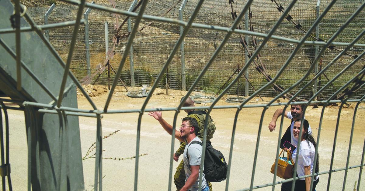 Syrian forces who fought militias leave
