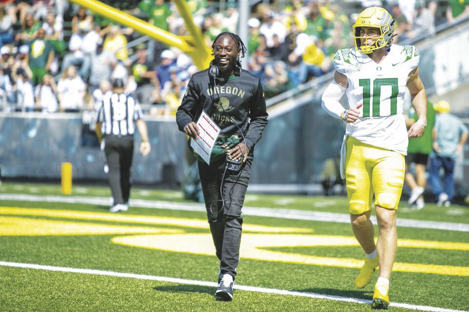 Oregon Ducks Quarterback Bo Nix Returning to Eugene in 2023 - Sports  Illustrated Oregon Ducks News, Analysis and More