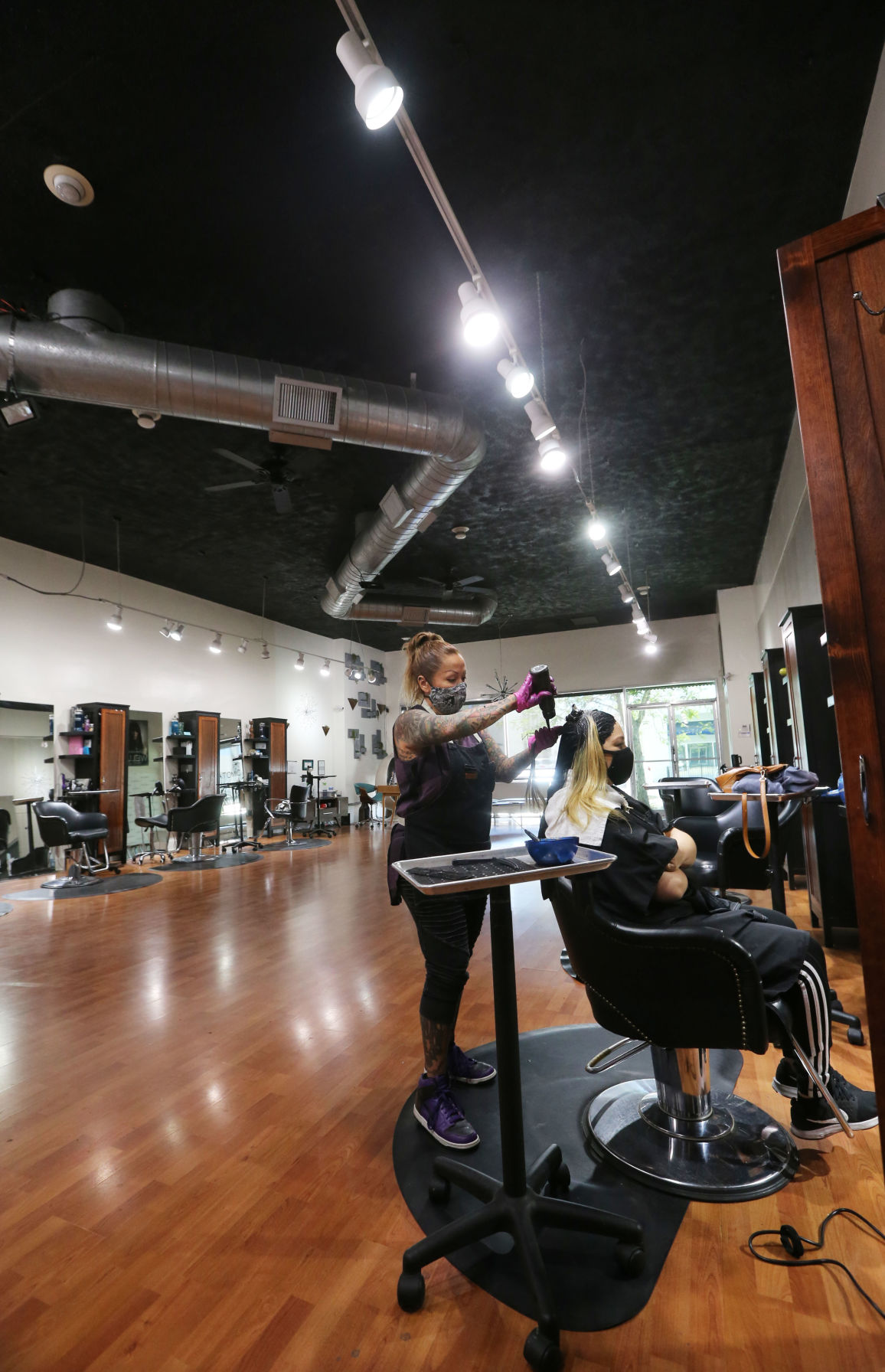 Haircutters take big risks to work during the quarantine News