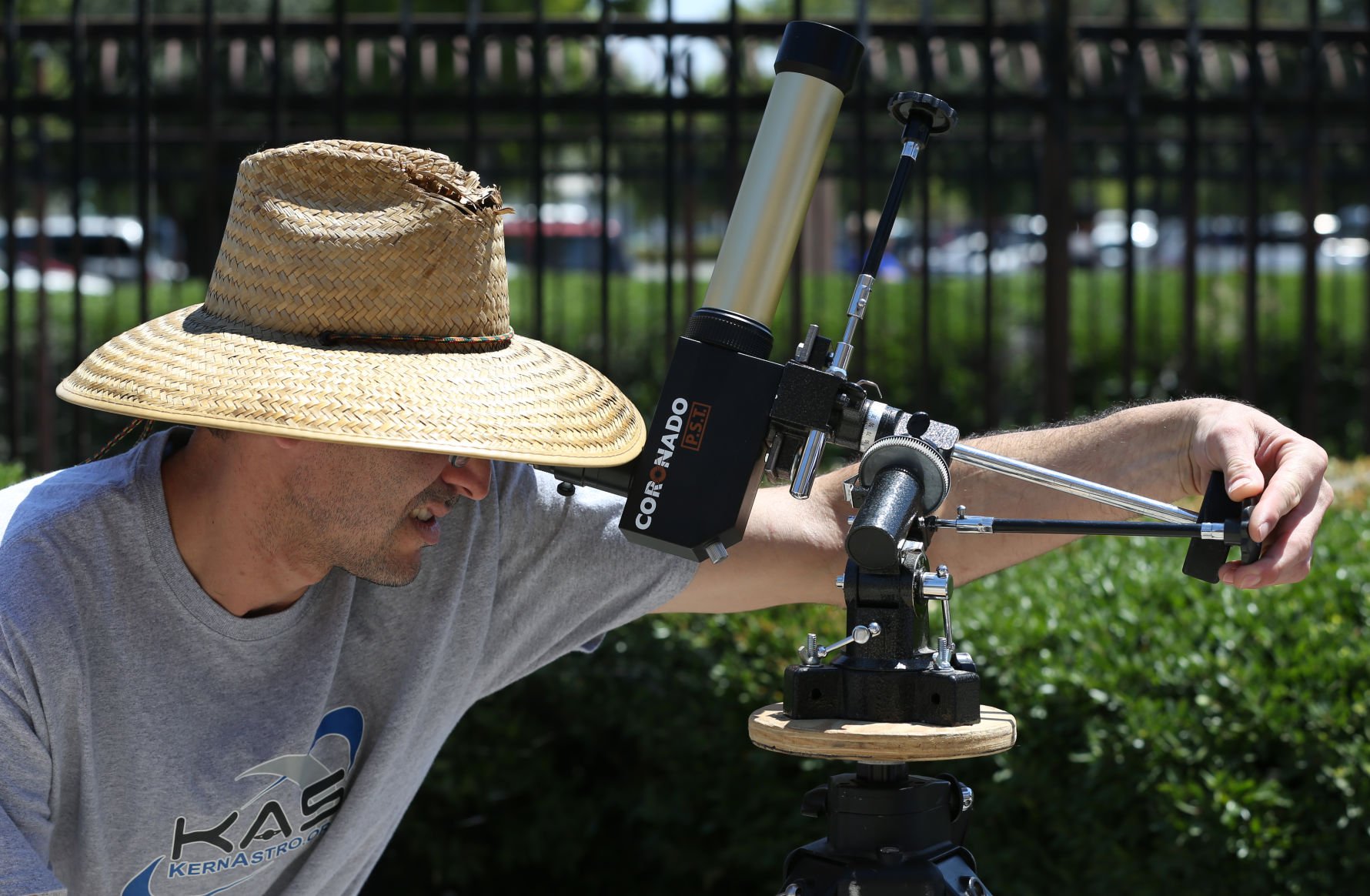 Kern Astronomical Society sets up telescopes, teaches sun safety to prep for Bakersfields partial eclipse News bakersfield picture