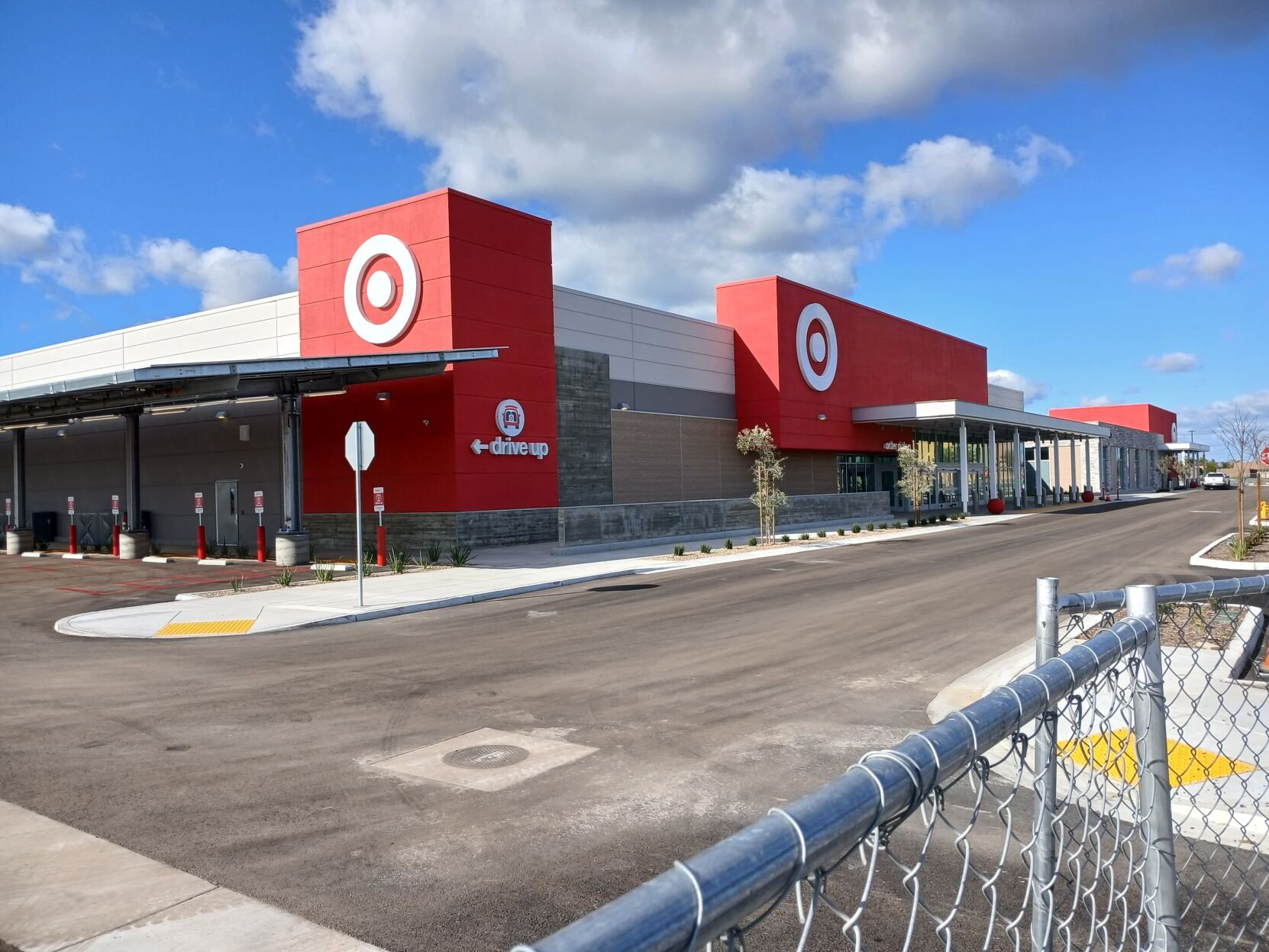 bakersfield.com - John Cox - New Target hits the spot for Delano