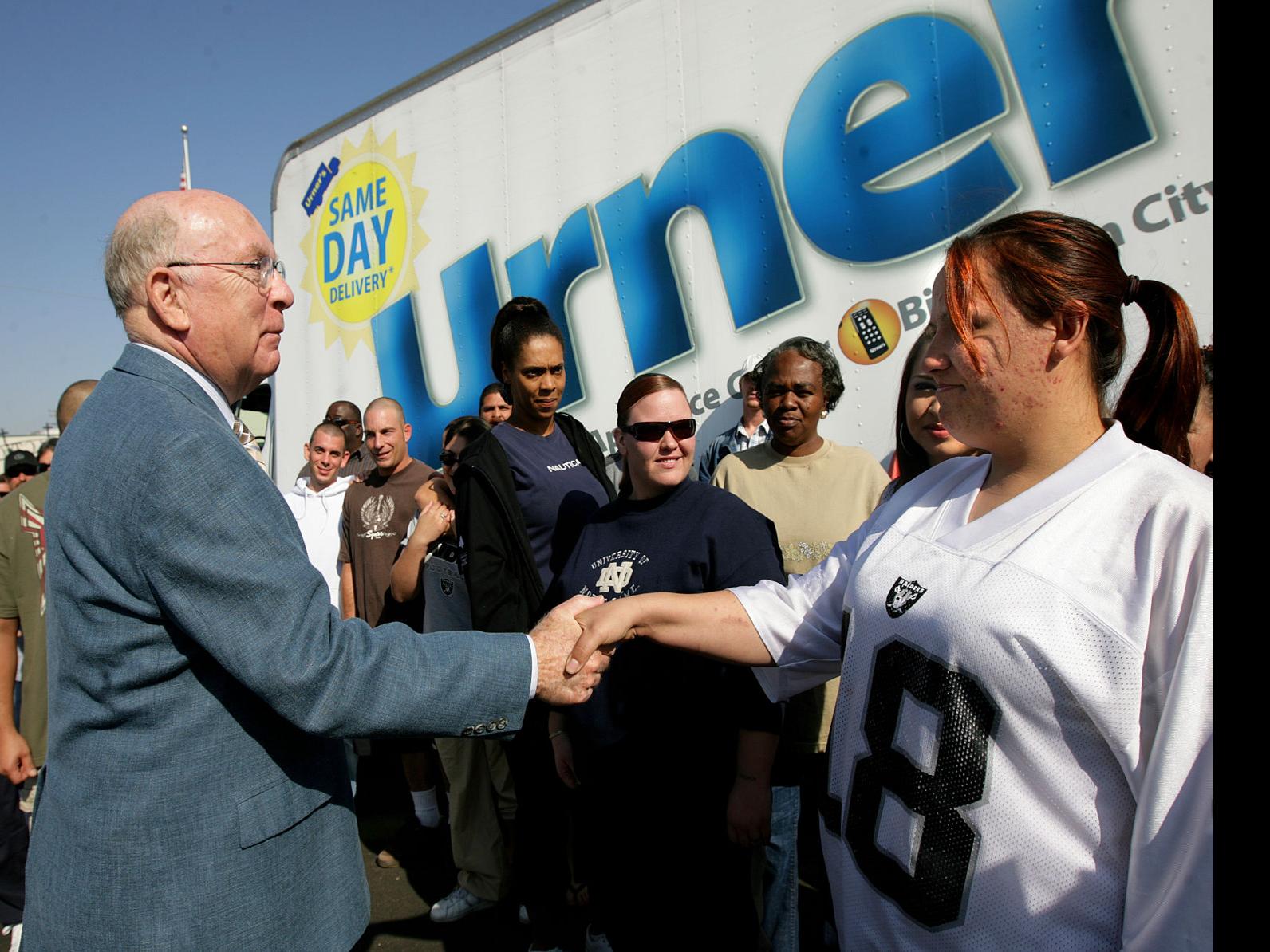 Urner S Celebrates 90 Years With Donations To Rescue Mission News Bakersfield Com